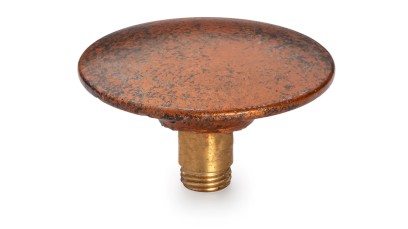 Betonová šroubovací krytka umyvadlové výpusti 65 mm k pevným piletám - přírodní, dekor SMOKED METAL, měděná a černá, lak polomatný